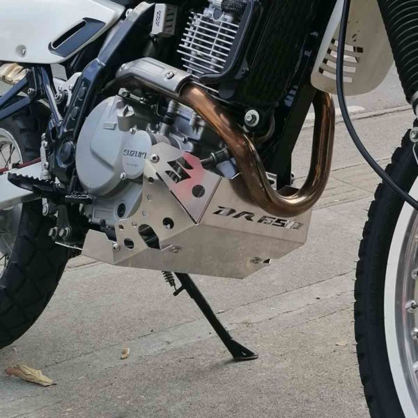 Pechera cubrecarter para Suzuki DR 650 instalado
