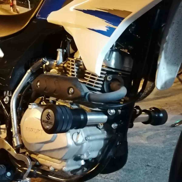 Sliders macizo de lujo para Suzuki DR 150 instalado